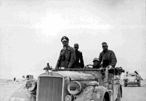 Ο γερμανός στρατηγός Ρόμμελ ποζάρει στην Αίγυπτο κατά τη διάρκεια της βορειοαφρικανικής εκστρατείας του (απ’ τα μούτρα μάλλον δεν πάνε καλά τα πράγματα)